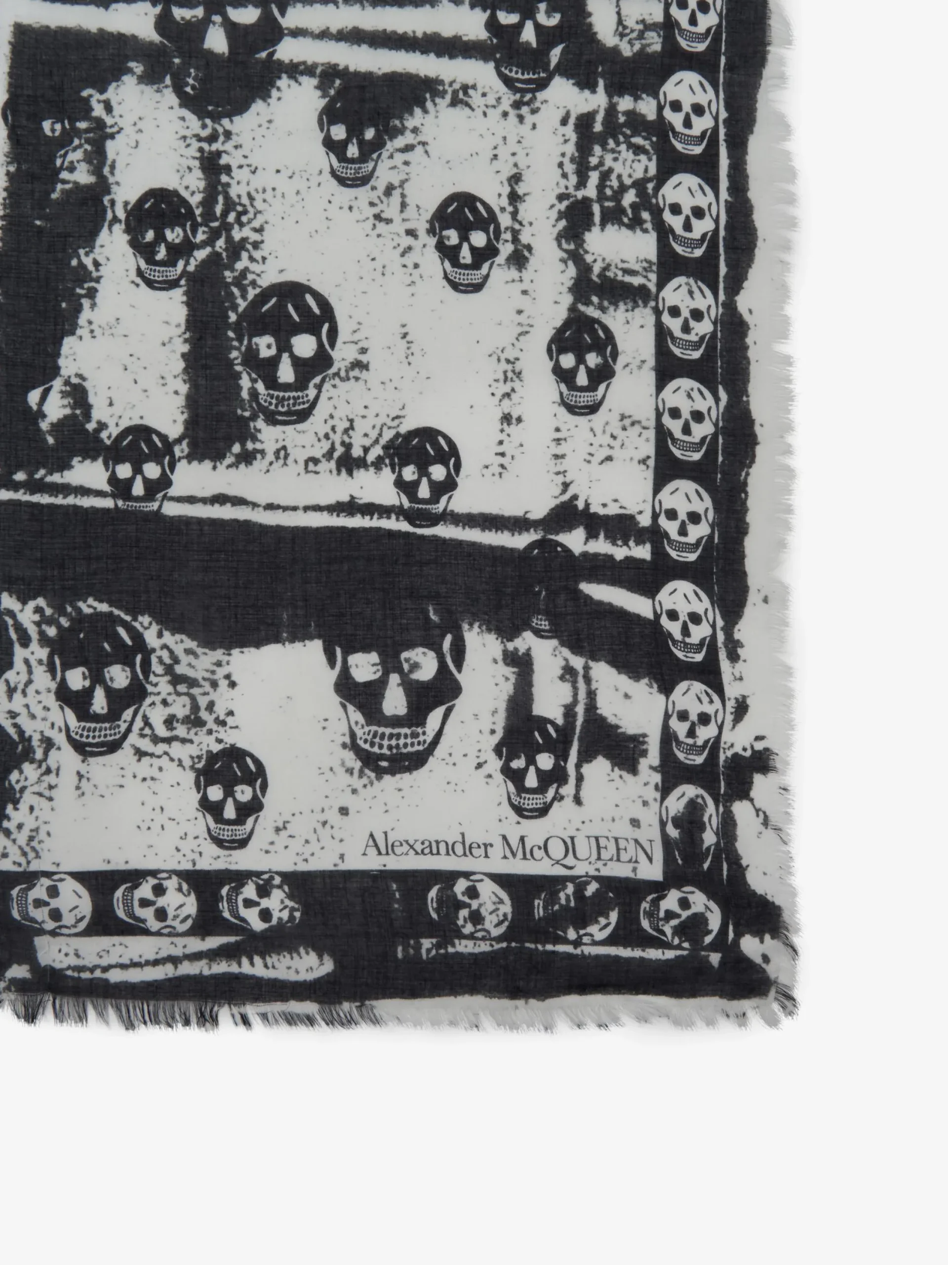 Discount Alexander McQueen Men's Classic Fold Skull Foulard in Ivory/Black